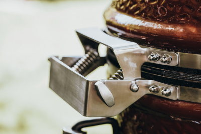 Керамический гриль MONOLITH Classic Pro-Series 2.0 RED+ ножки с колесиками и боковые столики + комплектующие